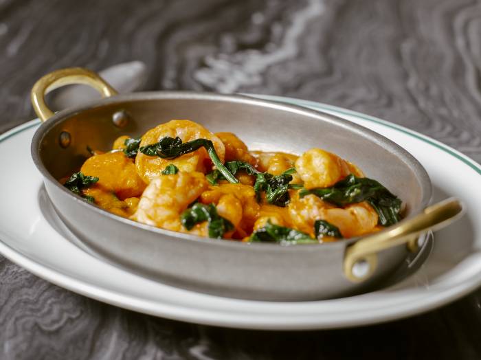 Casa Salesas en Madrid reinventa el potaje de Cuaresma con atún y langostinos