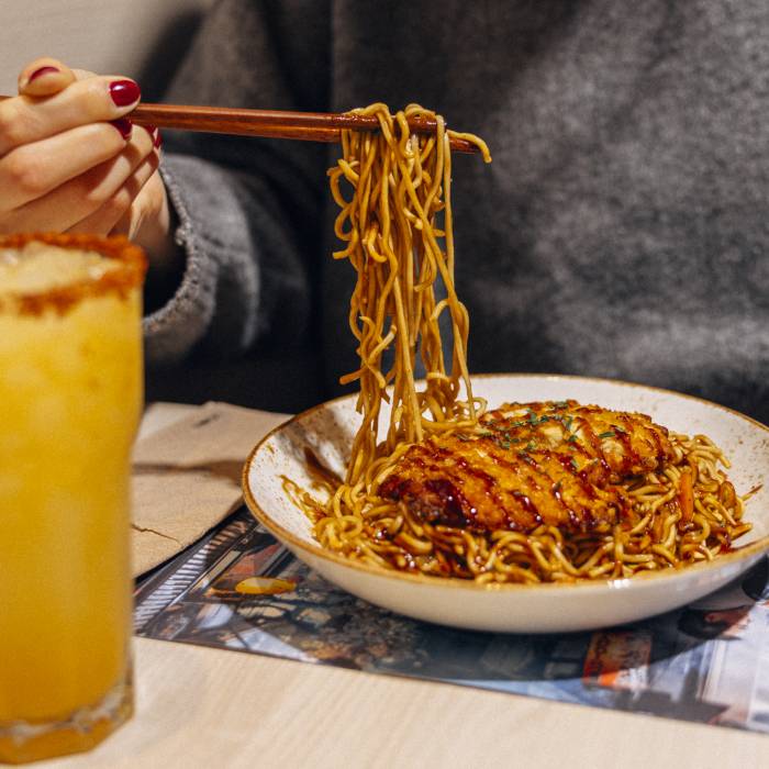 UDON presenta el Corral Chicken Yakisoba como recomendación de marzo