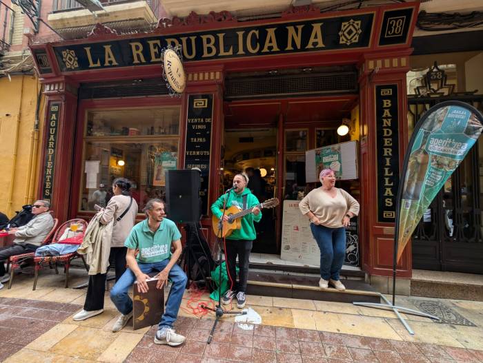 El casco viejo de Zaragoza se llena de vida con la campaña Aperitivea y la Garnacha Nueva de Cariñena