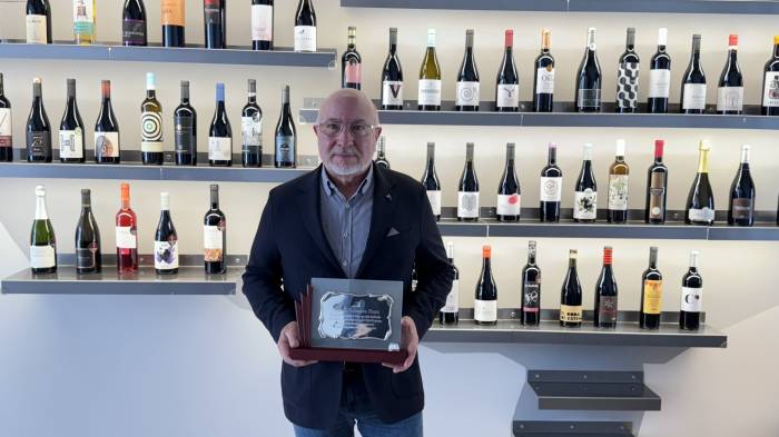 La XI Jornada de enólogos de Utiel-Requena rinde homenaje a Rafael Ochando por su trayectoria en el sector vinícola
