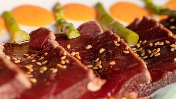 La temporada del atún rojo impulsa la gastronomía en Cádiz y Galicia con recetas tradicionales y sostenibles