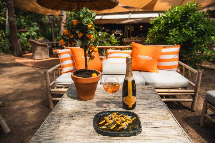 La terraza efímera Chandon Secret Garden cierra tras un mes de ocio y gastronomía junto al mar en Gavà