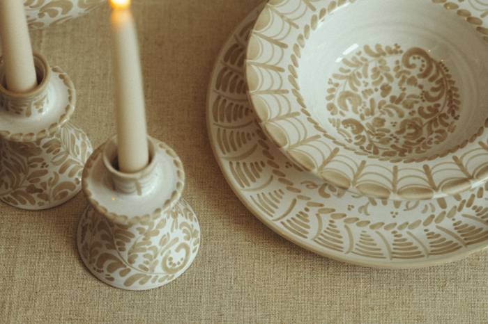 Leandro Cano fusiona moda y cerámica en una colección de vajillas artesanales inspiradas en la tradición andaluza