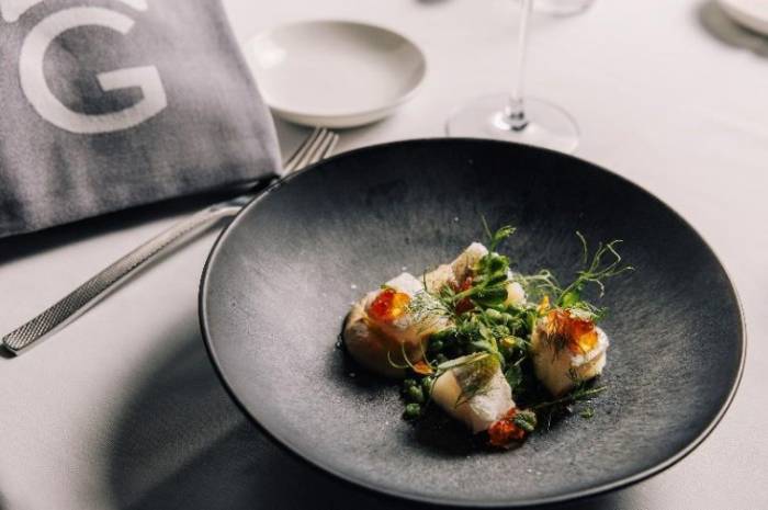 Carlota Claver fusiona bacalao islandés y productos mediterráneos en una receta primaveral para La Gormanda