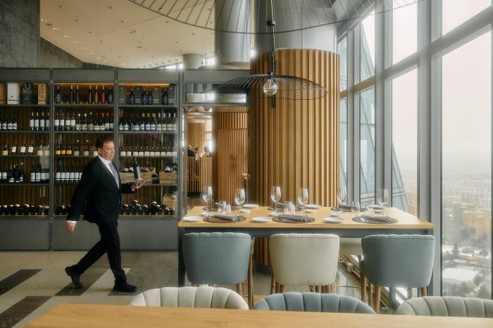 El restaurante Élkar celebra una experiencia culinaria única con atún rojo de almadraba a 160 metros de altura