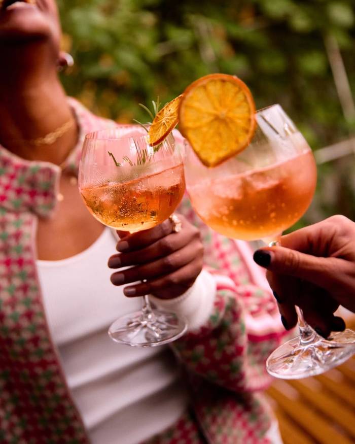 Gavà acoge una terraza efímera que fusiona gastronomía, coctelería y talleres creativos junto al mar