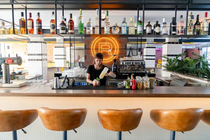 Ryans Lola’s impulsa el turismo joven y creativo en Cala Bou con música, gastronomía y experiencias colaborativas