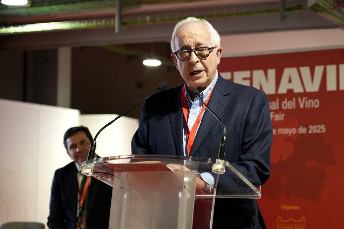 Félix Solís Yáñez recibe el reconocimiento de FENAVIN por su impulso al vino español en los mercados internacionales