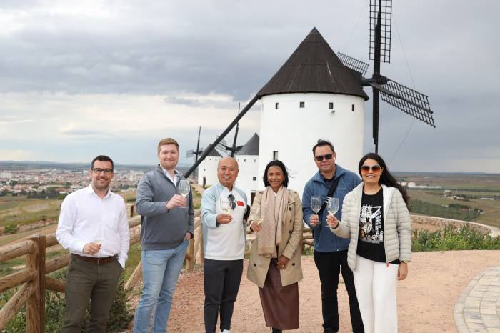 ICEX y la Denominación de Origen La Mancha impulsan la internacionalización del vino en FENAVÍN