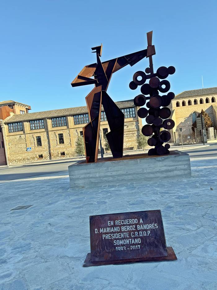 Barbastro rinde homenaje a Mariano Beroz con una escultura frente a la sede de la DOP Somontano
