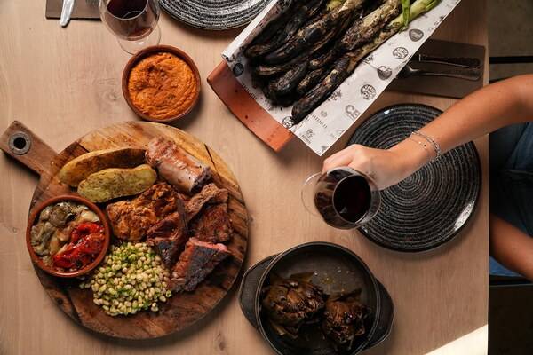 Mamut Beach Club lanza menú de calçotada desde 24,90 euros con productos locales y compromiso sostenible