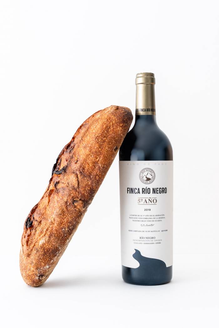 Finca Río Negro lanza edición limitada de Navidad con vino exclusivo y pan artesanal por 45 euros