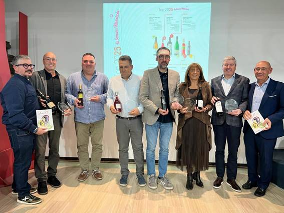 La Guía SeVi 2025 premia a los mejores vinos y aceites tras catar 1.600 muestras pese a la DANA