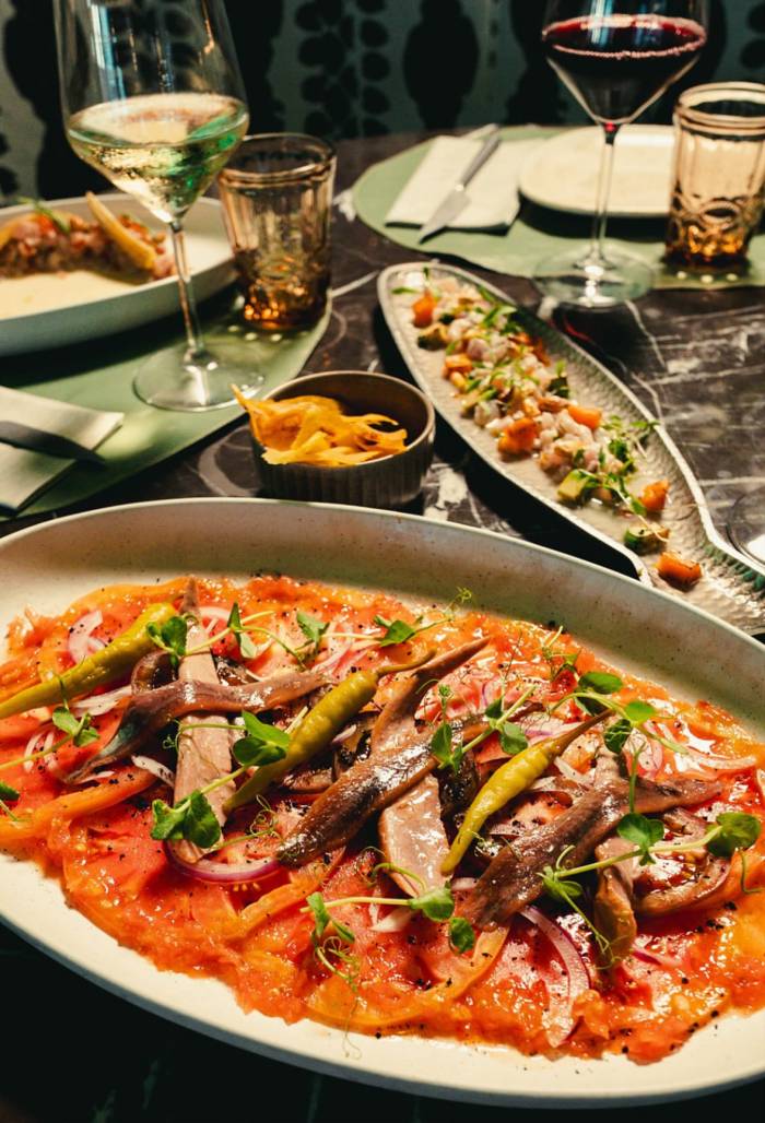 Papúa Colón celebra cinco años como referente de gastronomía y ocio nocturno en Madrid