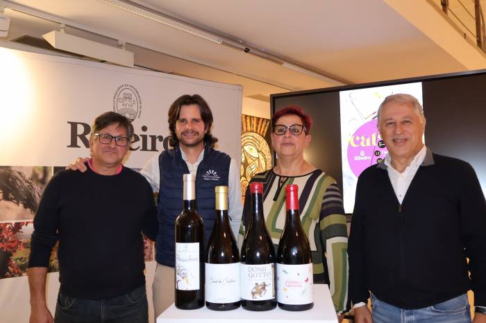 CatArte reúne a 100 personas por jornada en Ourense para unir vino, arte y solidaridad