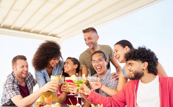 El 66 por ciento de la Generación Z en España prefiere cócteles con menos alcohol y adelanta el consumo social