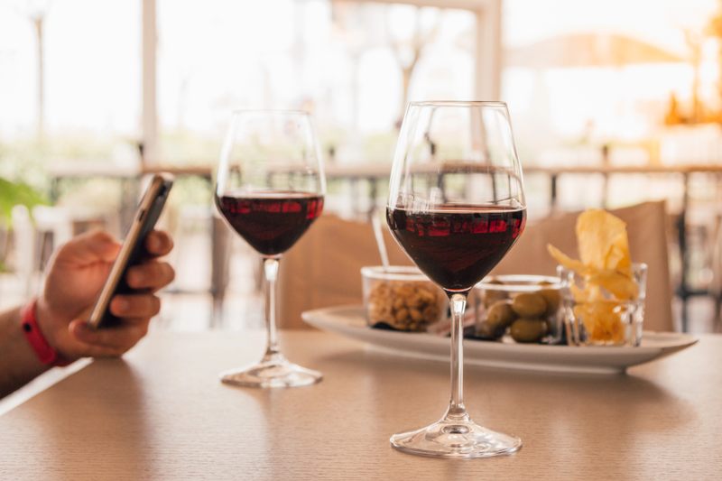 El 66 por ciento de los españoles mantiene o incrementa sus salidas a bares y restaurantes pese a la inflación