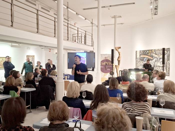 CatArte reúne a 100 personas por jornada para maridar vino, arte y solidaridad en Ourense