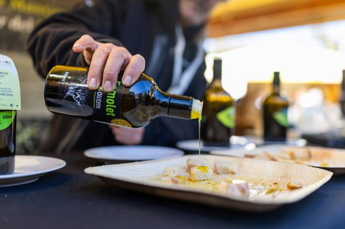 Más de 50.000 personas visitan el primer Mercat de l’Oli Nou en Barcelona