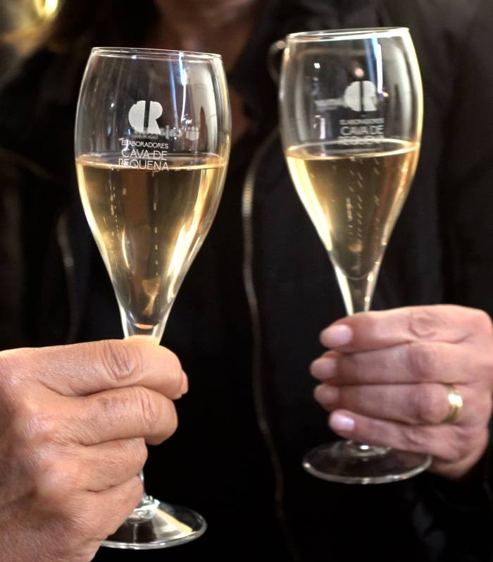 La Feria del Cava Valenciano sirve 10.000 copas y consolida el Mercado de Colón como inicio de la campaña navideña