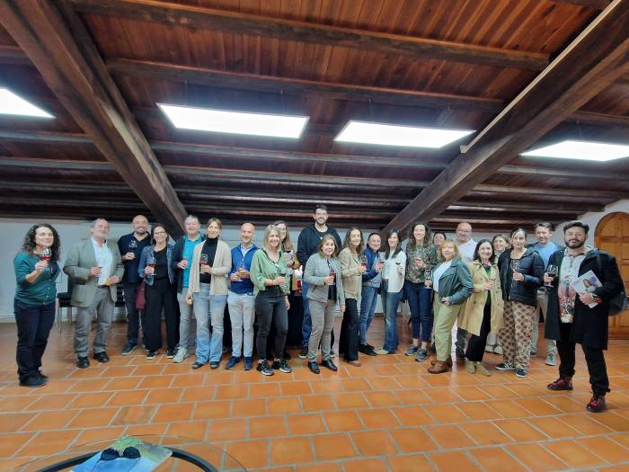 Alumnado de cinco institutos reutiliza emblemas históricos de bodegas Utiel-Requena en un proyecto artístico y sostenible