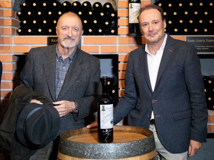 Pérez-Reverte presenta en Valladolid la nueva colección de aventuras de Zenda-Edhasa con Los tres mosqueteros como primer título