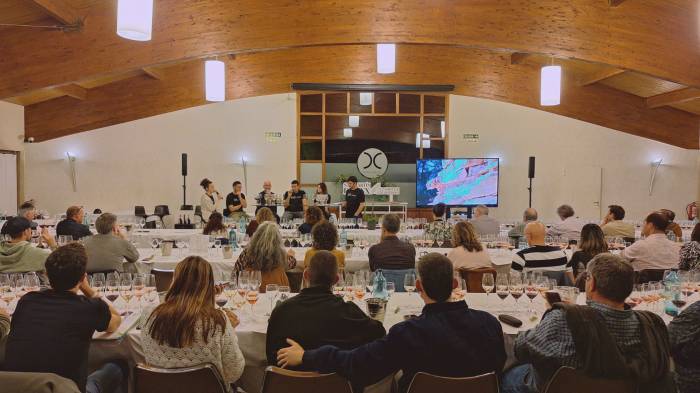 Más de 50 sumilleres navarros prueban los vinos de San Martín de Unx en el inicio de su gira