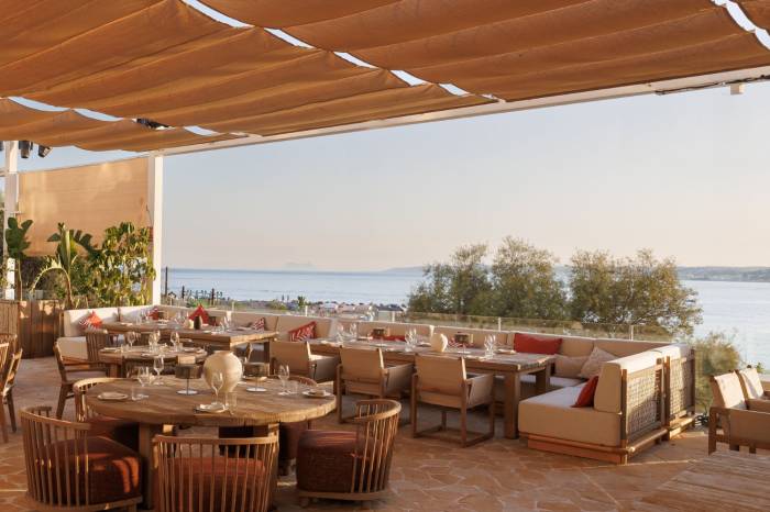 Eva Estepona abre sus puertas en la playa del Cristo como nuevo referente de ocio y gastronomía en la Costa del Sol