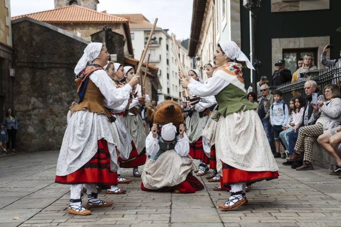 Bizkaiko Txakolina reúne a 35 bodegas y 172 viticultores en la Fiesta de la Vendimia de Balmaseda
