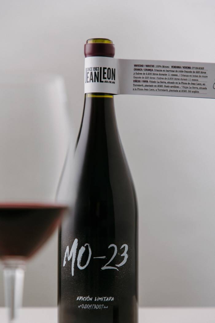 Jean Leon lanza MO-23, un vino experimental de la uva ancestral moneu en el Penedès