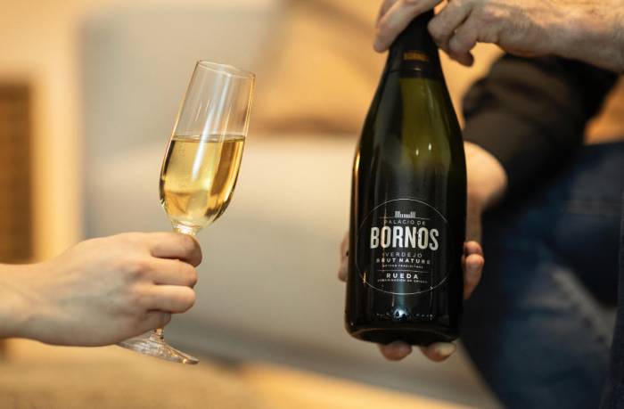 Stella del Carmen Banderas se casa en Valladolid y brinda con espumoso local de 36 meses de crianza