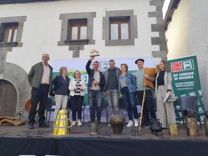 El Día de Cordero de Navarra reúne a decenas de personas en Ochagavía para homenajear a los pastores trashumantes