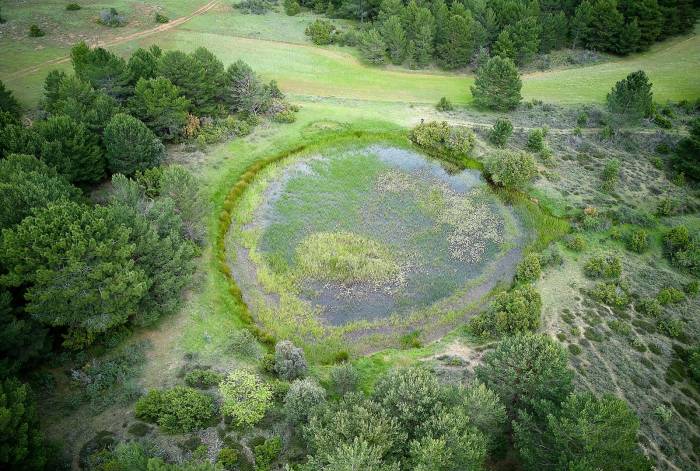 El Poceairón, la laguna kárstica de 50 metros rodeada de leyendas en la Sierra de la Demanda