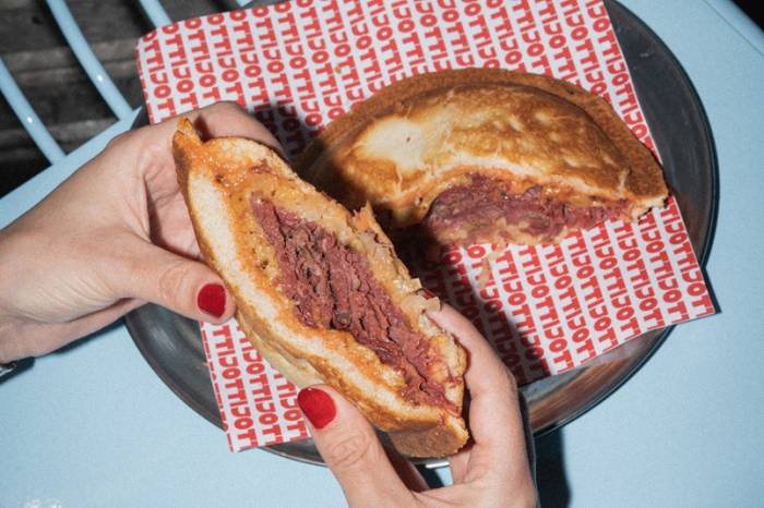 Jotti reinventa la comida callejera en Buenos Aires con prensados gourmet de 17 centímetros en pan brioche