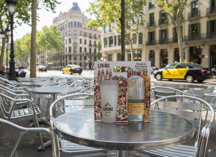 Gin MG lanza kits navideños de edición especial en colaboración con el artista Medina Òscar y homenaje a Vilanova i la Geltrú
