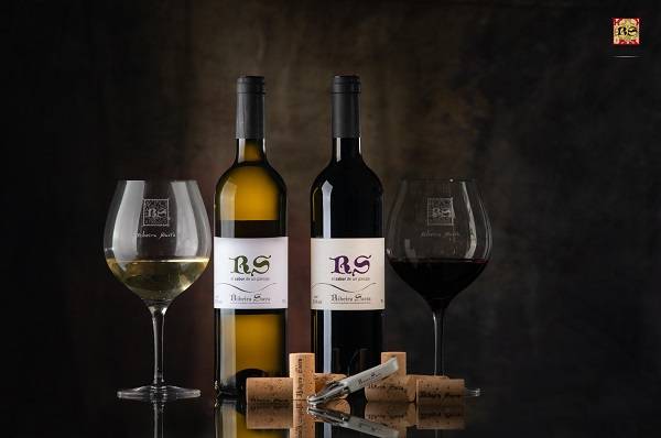 El periodista británico Andrew Neather visita Ribeira Sacra para impulsar la proyección internacional de sus vinos