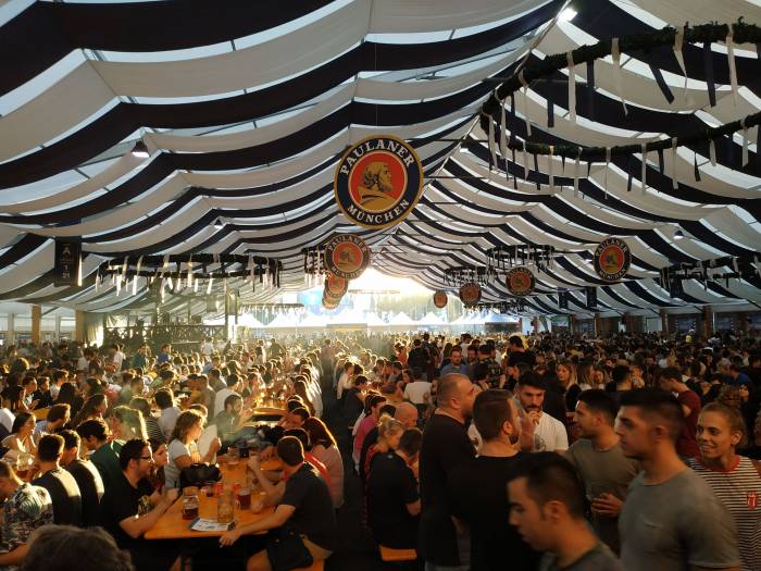 Oktoberfest Barcelona abre sus puertas en Montjuïc con gastronomía bávara y cerveza Paulaner