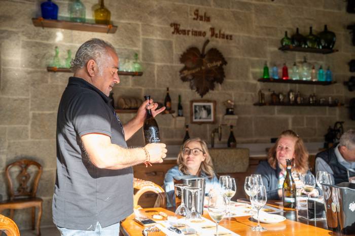 Expertos norteamericanos del vino exploran la tradición e innovación de Marqués de Vizhoja en Rías Baixas