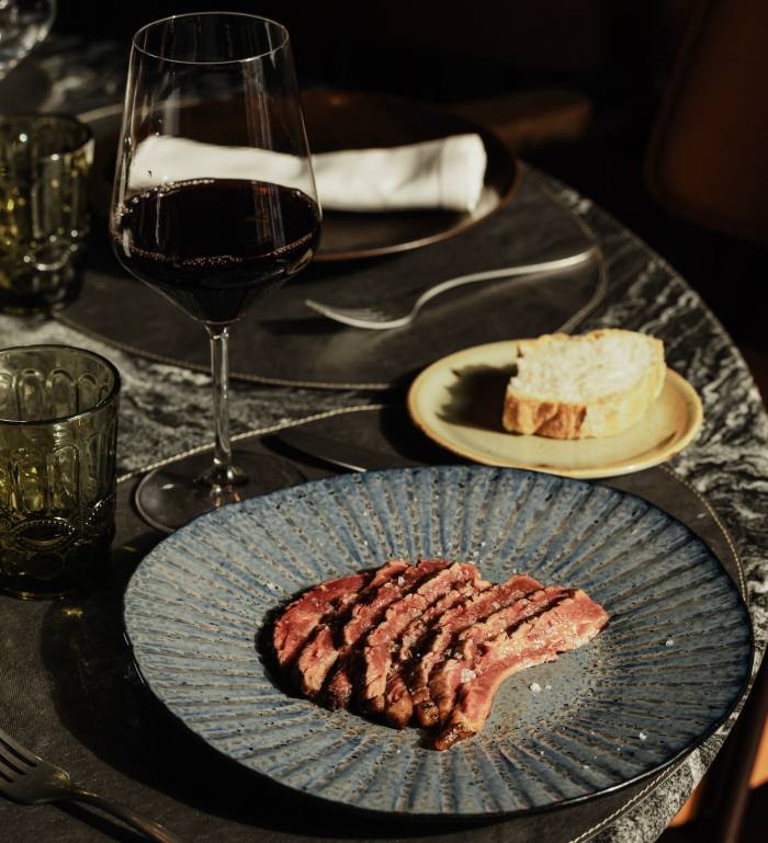 Gran Vía 18 conquista Madrid con carnes maduradas y brasas en un espacio retrofuturista