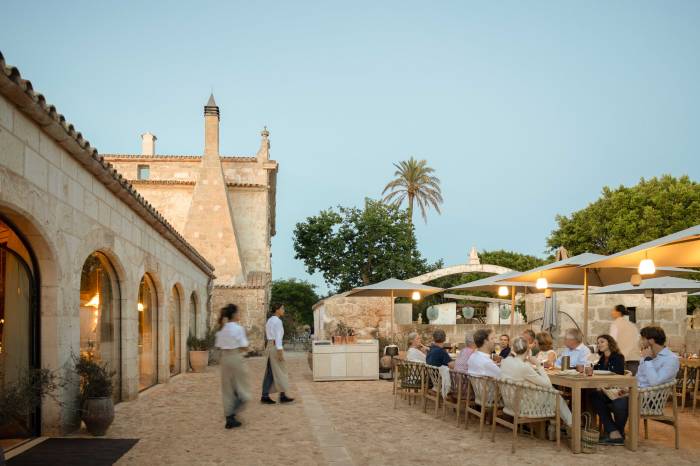 Vermell despide la temporada con una cena especial que celebra la cocina menorquina