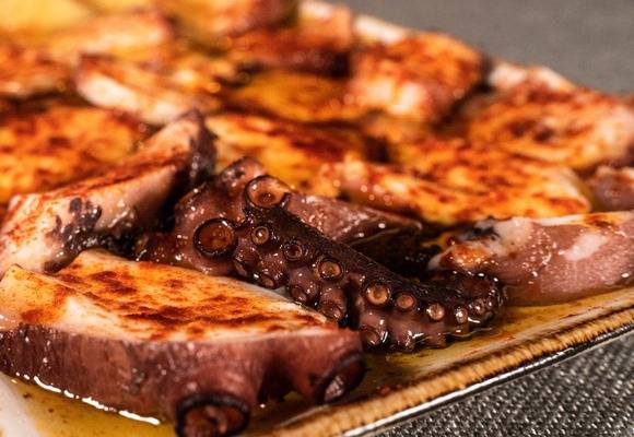 El pulpo a la gallega de Montes de Galicia atrae a celebridades y lidera TripAdvisor en Madrid