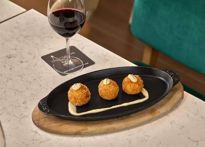 El Hard Rock Hotel Madrid celebra el décimo aniversario de Hotel Tapa Tour con tapas de autor y maridajes