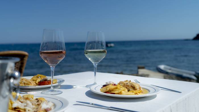 Es Xarcu mantiene la tradición culinaria ibicenca junto al mar en Sant Josep de sa Talaia