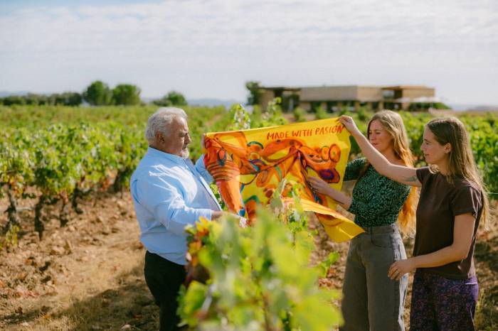 Campo Viejo lanza un pañuelo de seda en homenaje a los vendimiadores de Rioja