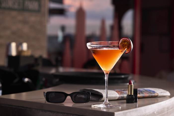 La terraza RT60 Rooftop del Hard Rock Hotel Madrid renueva su carta de cócteles inspirada en Sexo en Nueva York