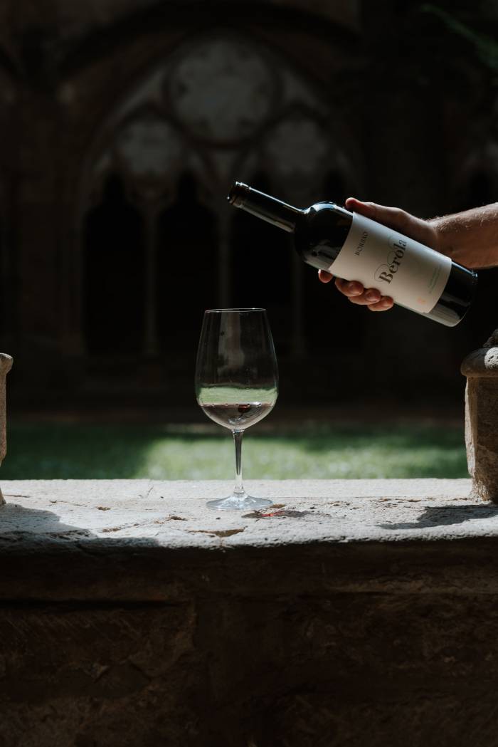 Bodegas Borsao renueva la imagen de Berola para reforzar su vínculo con el Monasterio de Veruela