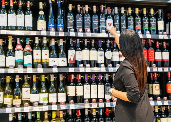 U.S. Wine Industry Faces Declining Sales and Exports Amid Economic and Demographic Shifts