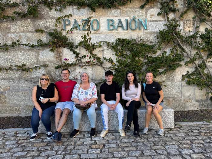 Touroperadores británicos exploran la bodega Pazo Baión en una ruta de enoturismo por Galicia