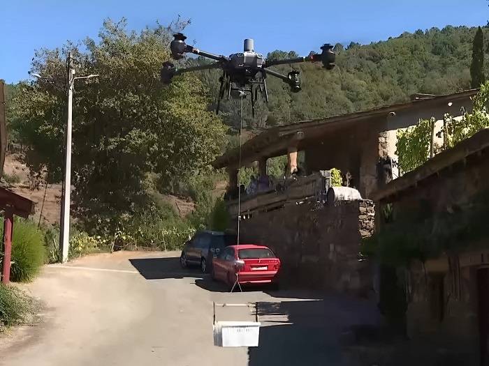 Un dron transporta uva por primera vez en la Ribeira Sacra para facilitar la vendimia en terrenos escarpados
