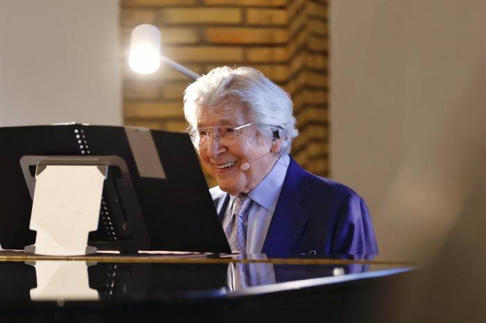 Manuel Alejandro emociona en la Cátedra del Vino de Jerez con un homenaje a la tradición local